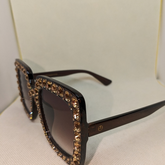 LaVish Sunglasses - Picture 2 of 2